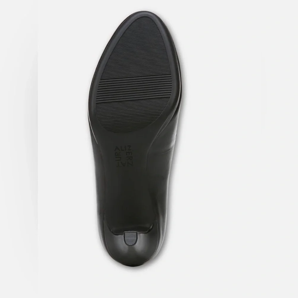 Naturalizer Michelle black leather pumps.